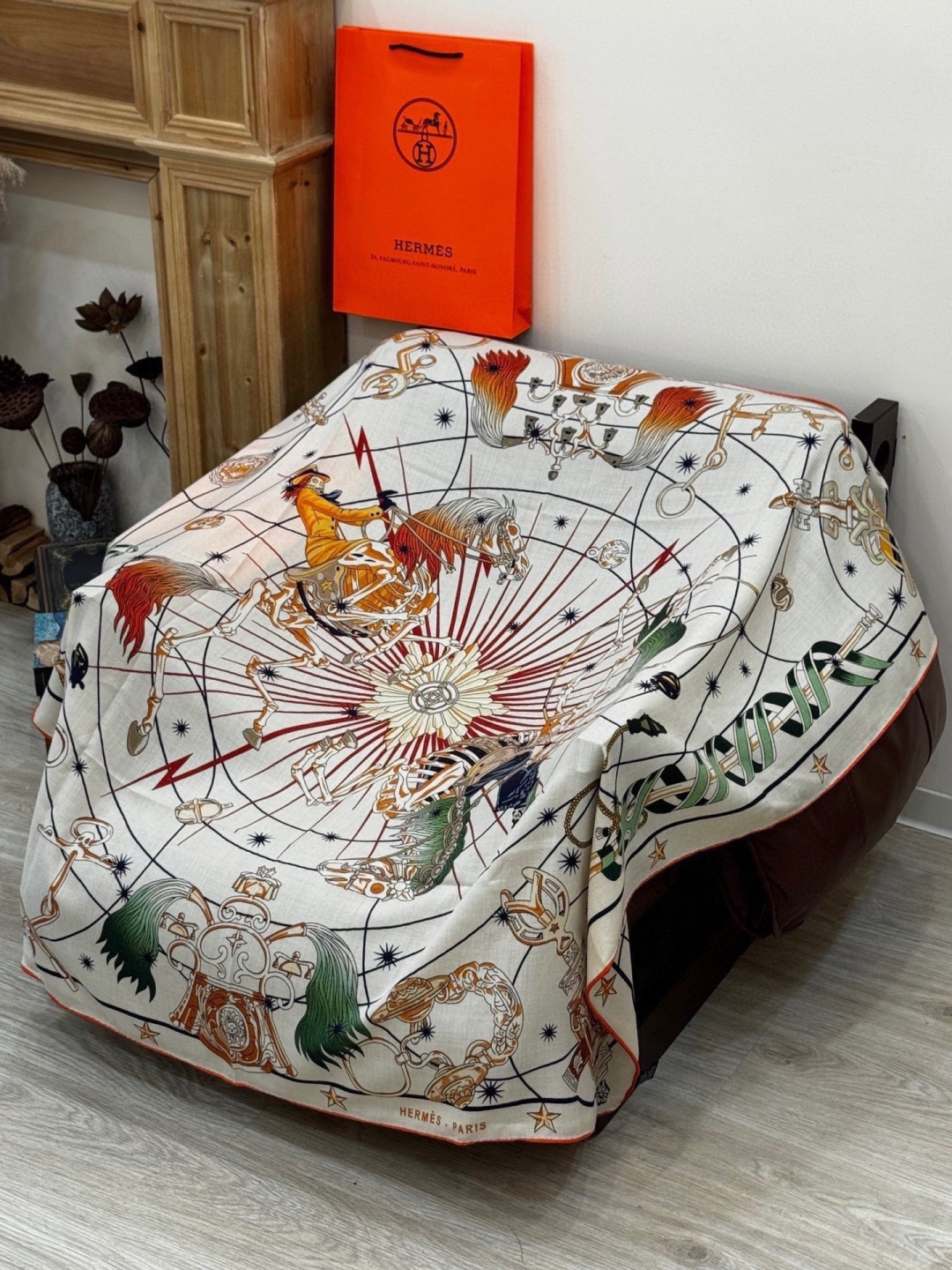 “星辰合唱曲”140丝绒双面同色披肩手工卷边丝绒方巾（30%桑蚕丝70%羊绒）这款经典单品展现强大而迷人