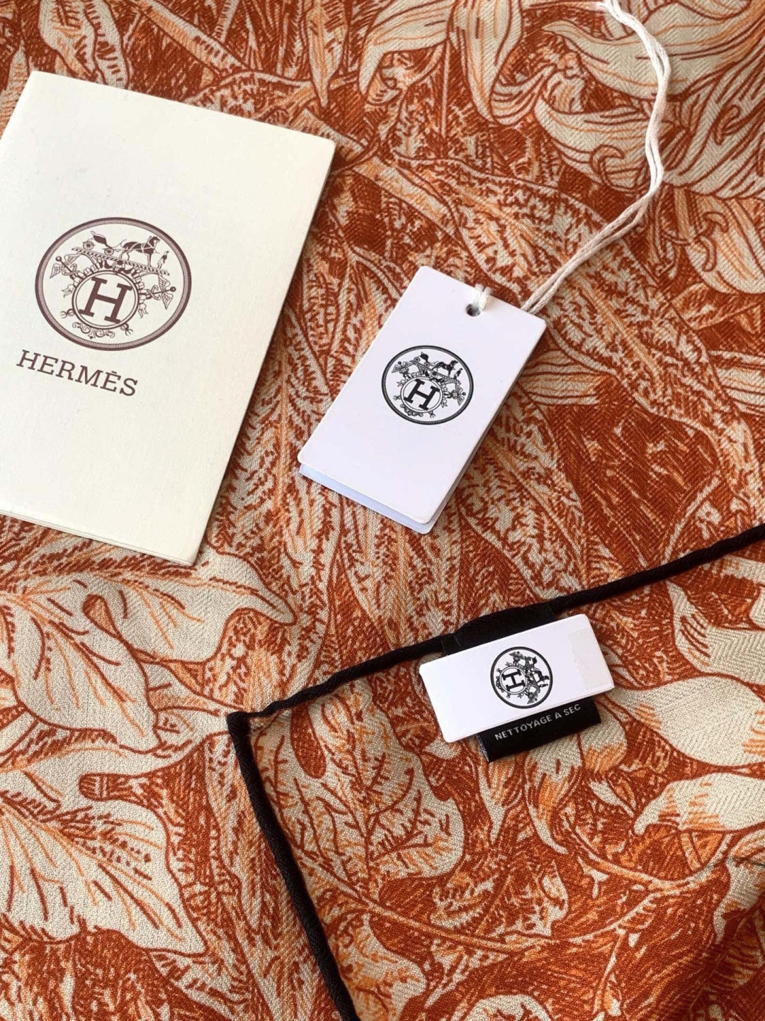 💟抢先 上新💞【双面同色丝绒方巾】手工卷边山羊绒和真丝混纺披肩（70%山羊绒，30%桑蚕丝）这款披肩采用