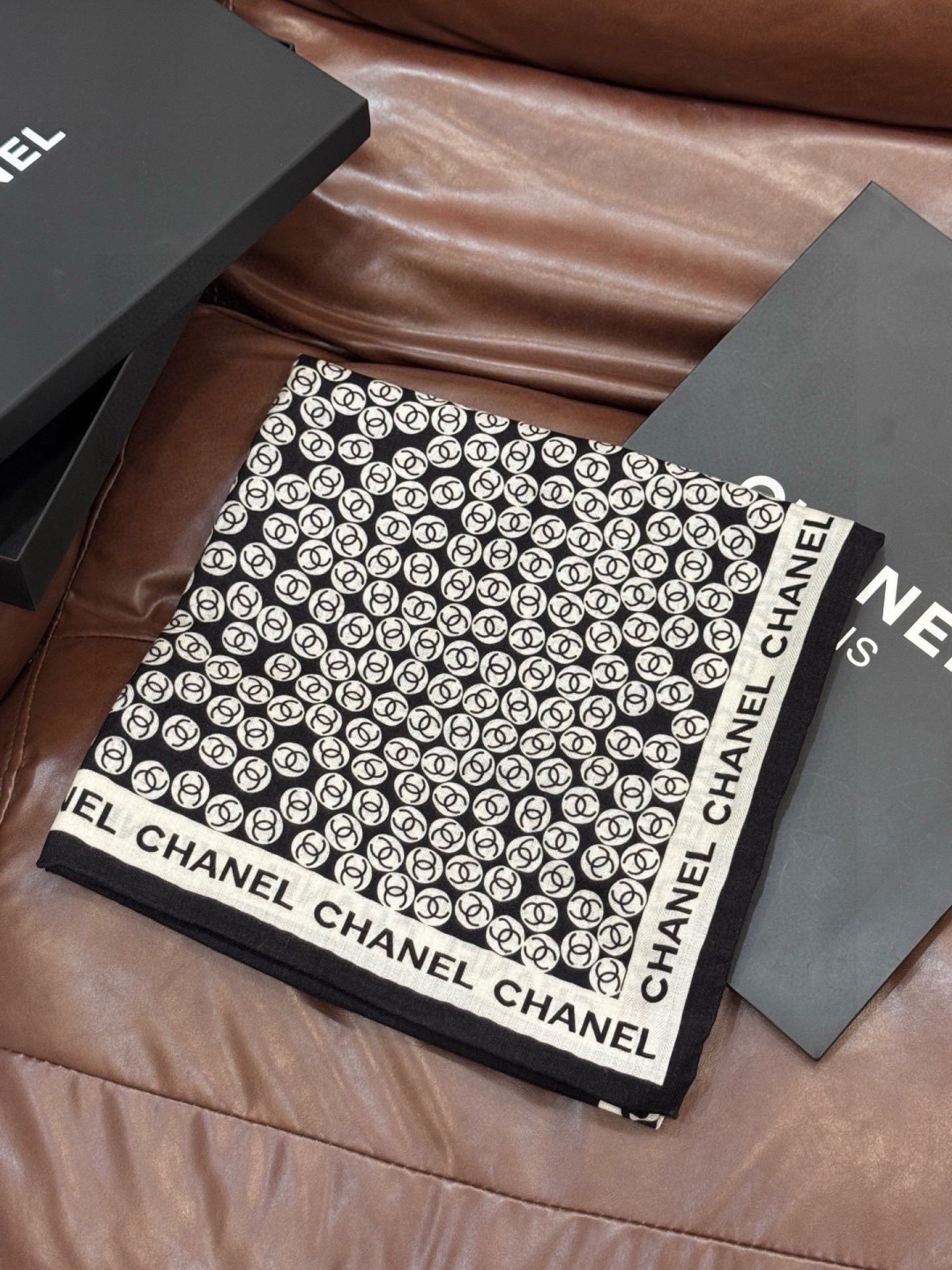 Chanel新品～【140顶级丝绒双面同色披肩】披肩设计真的好有突破粉色米色格优雅甜美感觉每一款错过了就