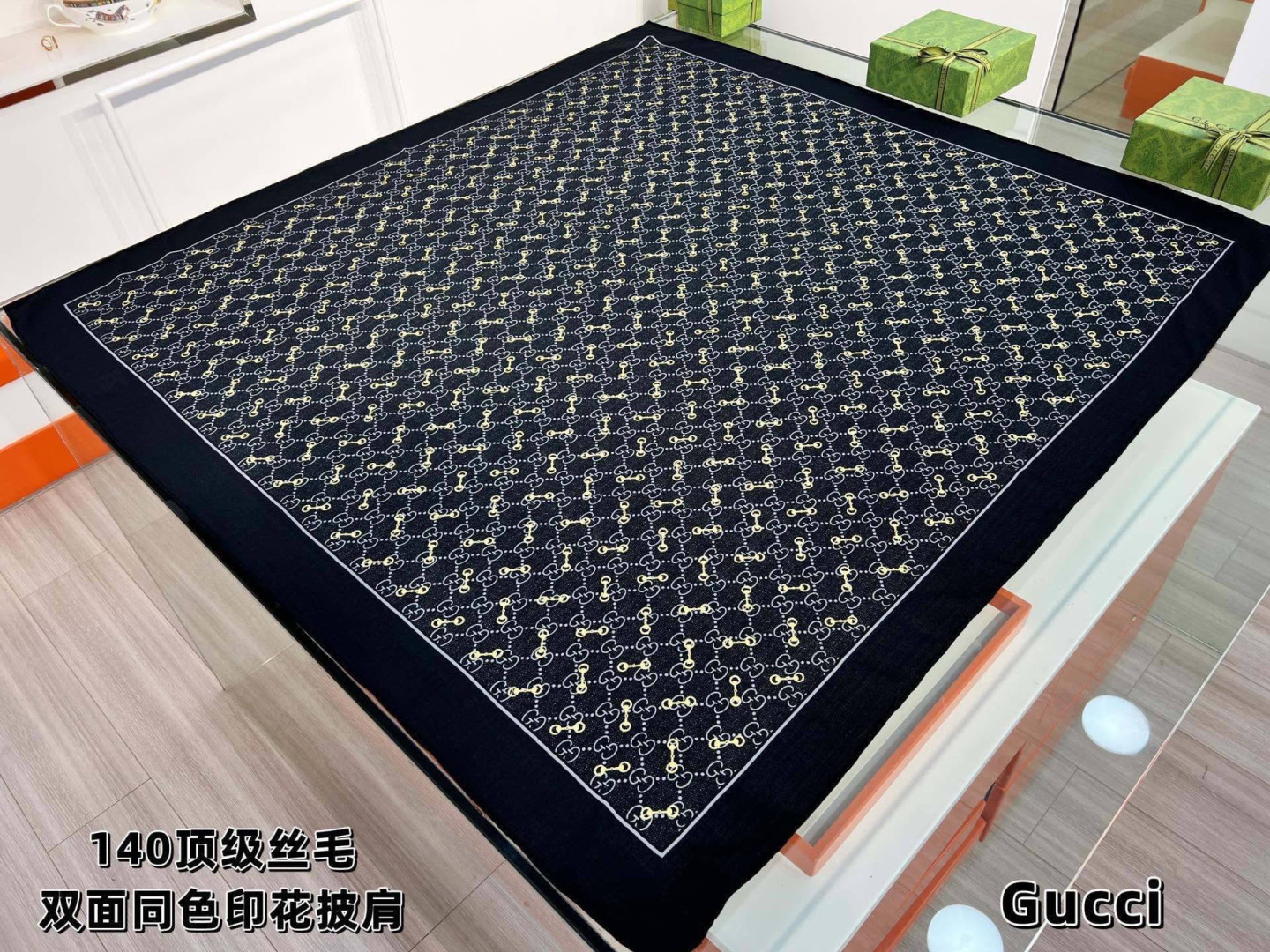 Gucci ~140双面同色披肩手工卷边山羊绒和真丝混纺披肩（70%山羊毛、30%桑蚕丝）。这款迷人的1