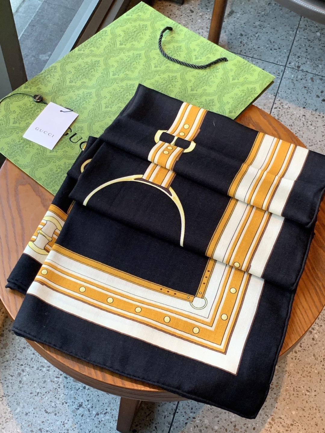 Gucci新款方巾 品牌典藏图案在与全新醒目印花的衬托下熠熠生辉。这款方巾匠心缀饰动物和花卉印花，彰显G