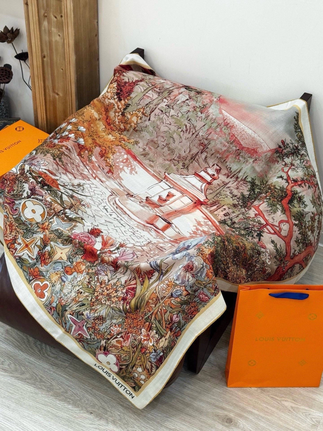 140双面丝绒披肩… LV手工卷边丝绒方巾（30%桑蚕丝70%羊绒）这款经典单品展现强大而迷人的女性魅力