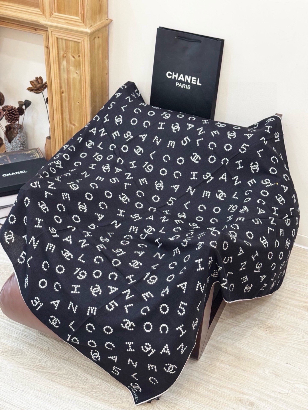 Chanel-丝绒双面方巾【140双面同色】出道即巅峰🐂火爆到一条难求🖤高级感十足的字母CC，和一切经典