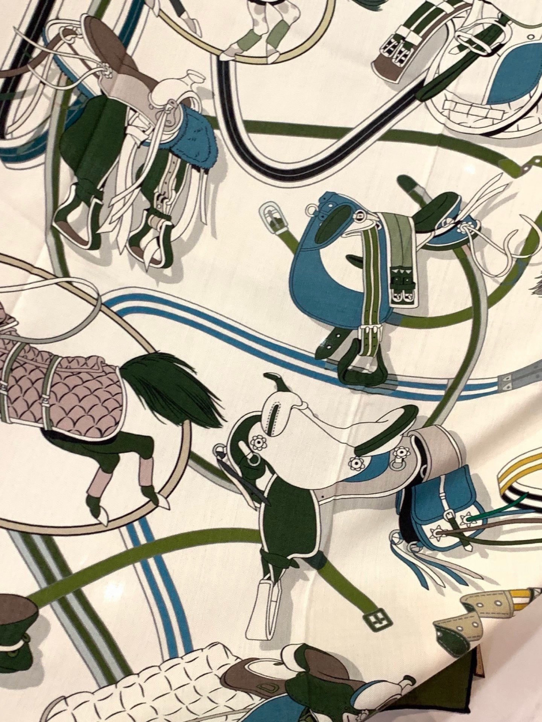 💟Gucci~140双面丝绒披肩马鞍细节和骑马图案以精致色调匠心呈献，意在向品牌与马术世界的深厚渊源致敬