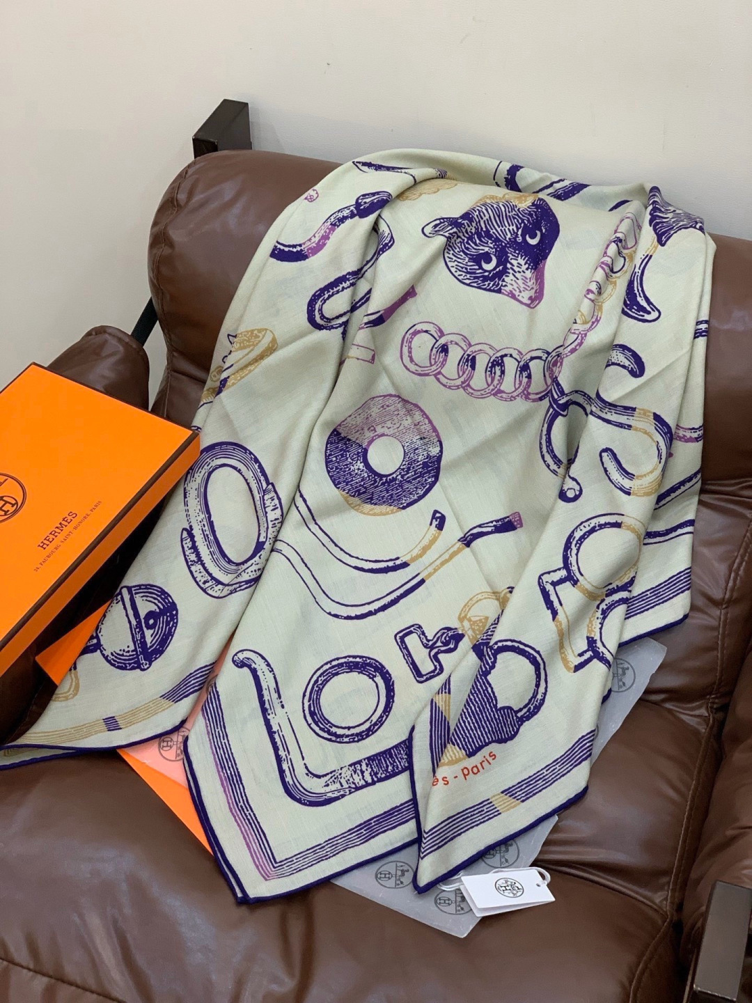 爱马仕(Hermes)【💗】 | “马具故事的诗意回顾”140披肩 【上新❤️】 永远秉承高品质手工卷边