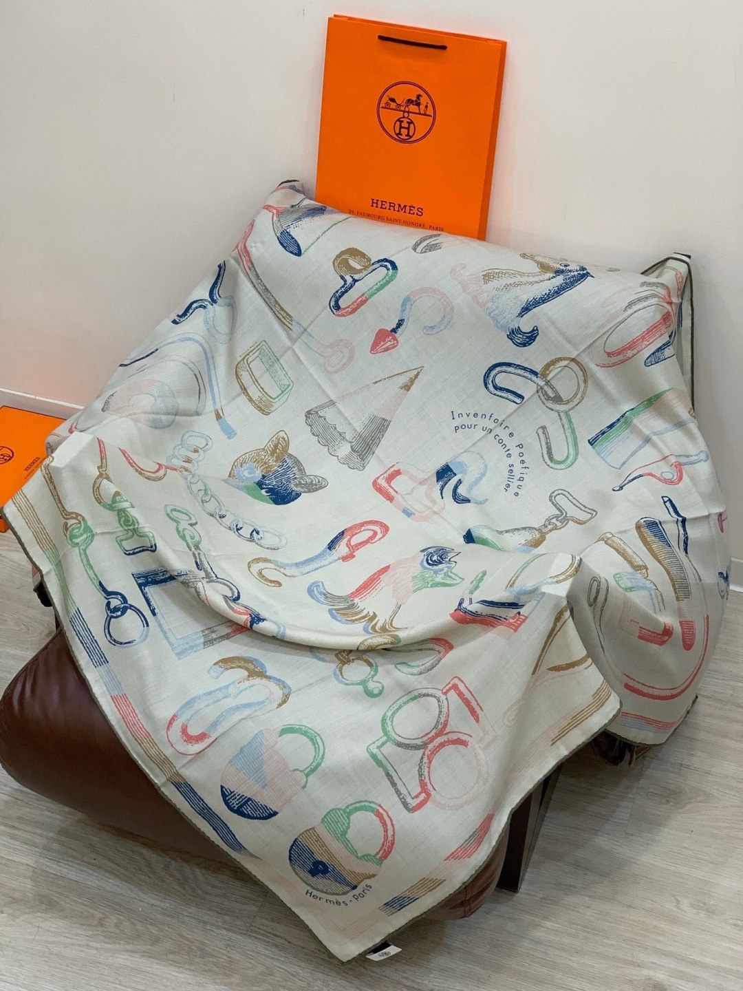 爱马仕(Hermes)【💗】 | “马具故事的诗意回顾”140披肩 【上新❤️】 永远秉承高品质手工卷边