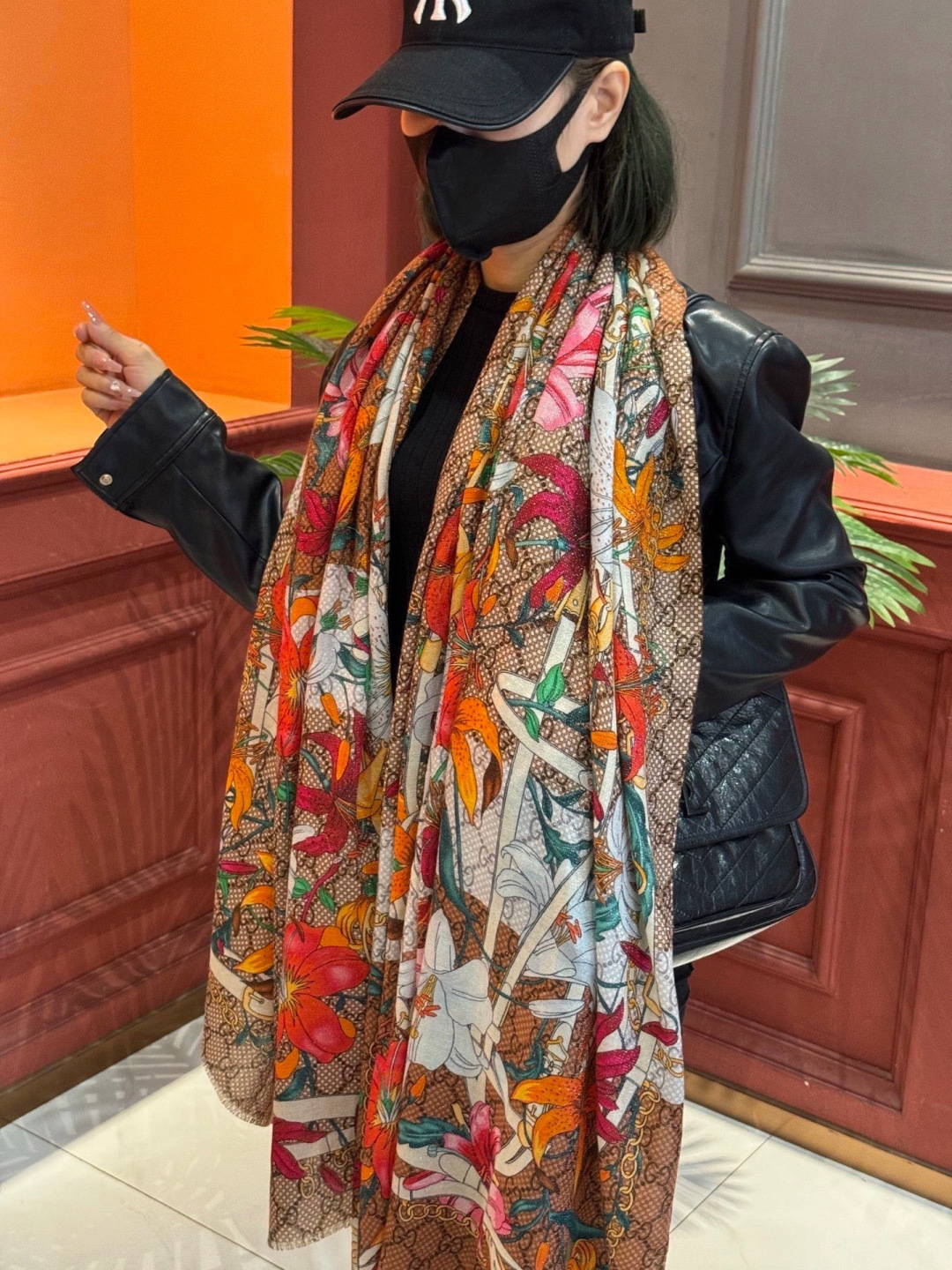 Gucci花卉羊绒围巾~超级抬气色！高级女人味！】羊绒围巾也能这么美！！！Gucci这款双面花卉羊绒围巾