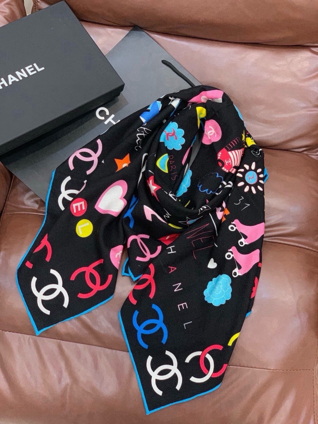 高级成衣系列～Chanel 【140双面同色丝绒披肩】此系列谱写一曲自由轻灵的赞歌本系列作品创新演绎品牌