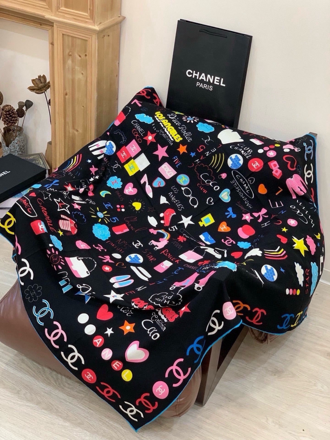 高级成衣系列～Chanel 【140双面同色丝绒披肩】此系列谱写一曲自由轻灵的赞歌本系列作品创新演绎品牌