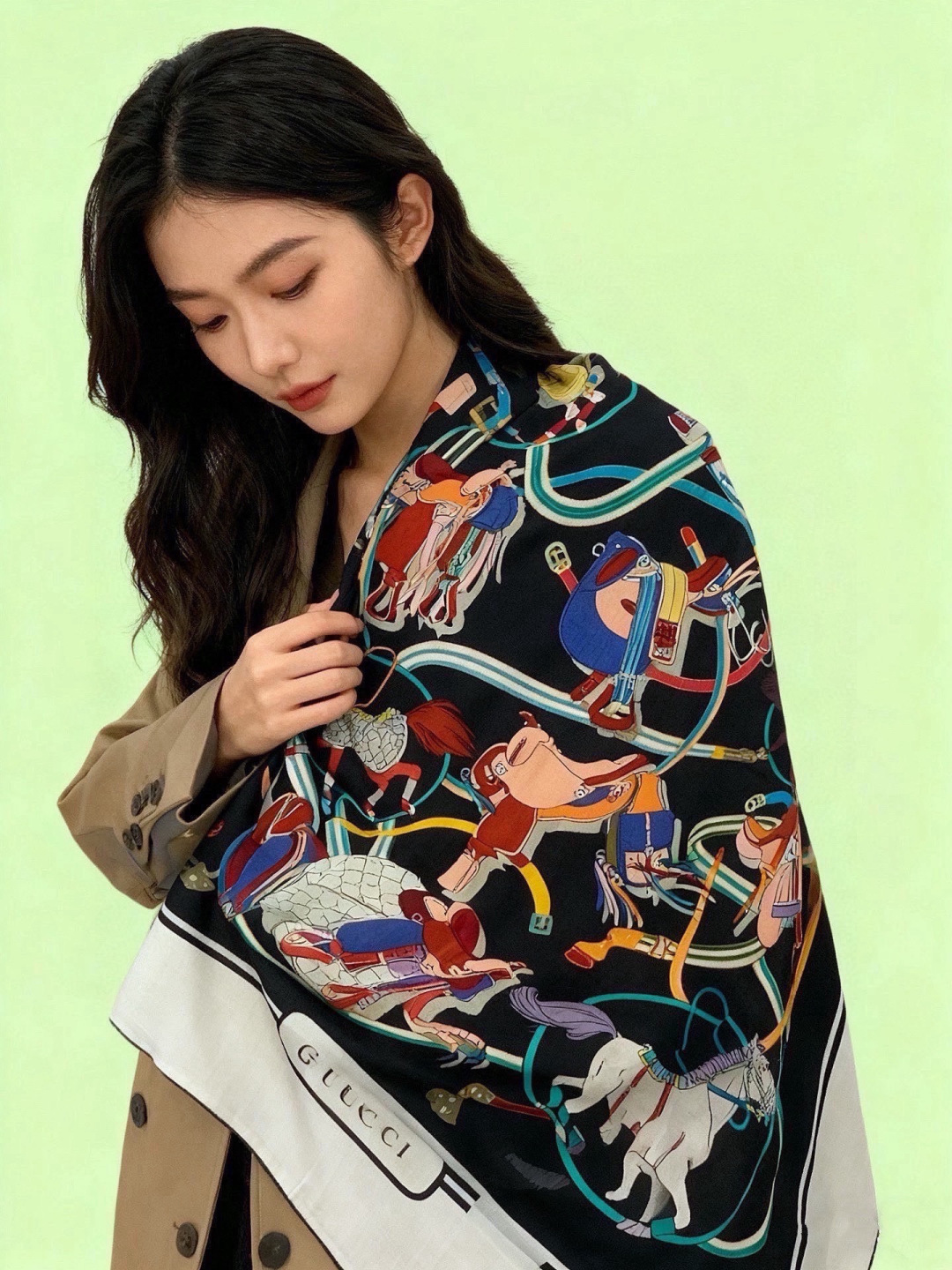 💟Gucci~140双面丝绒披肩马鞍细节和骑马图案以精致色调匠心呈献，意在向品牌与马术世界的深厚渊源致敬