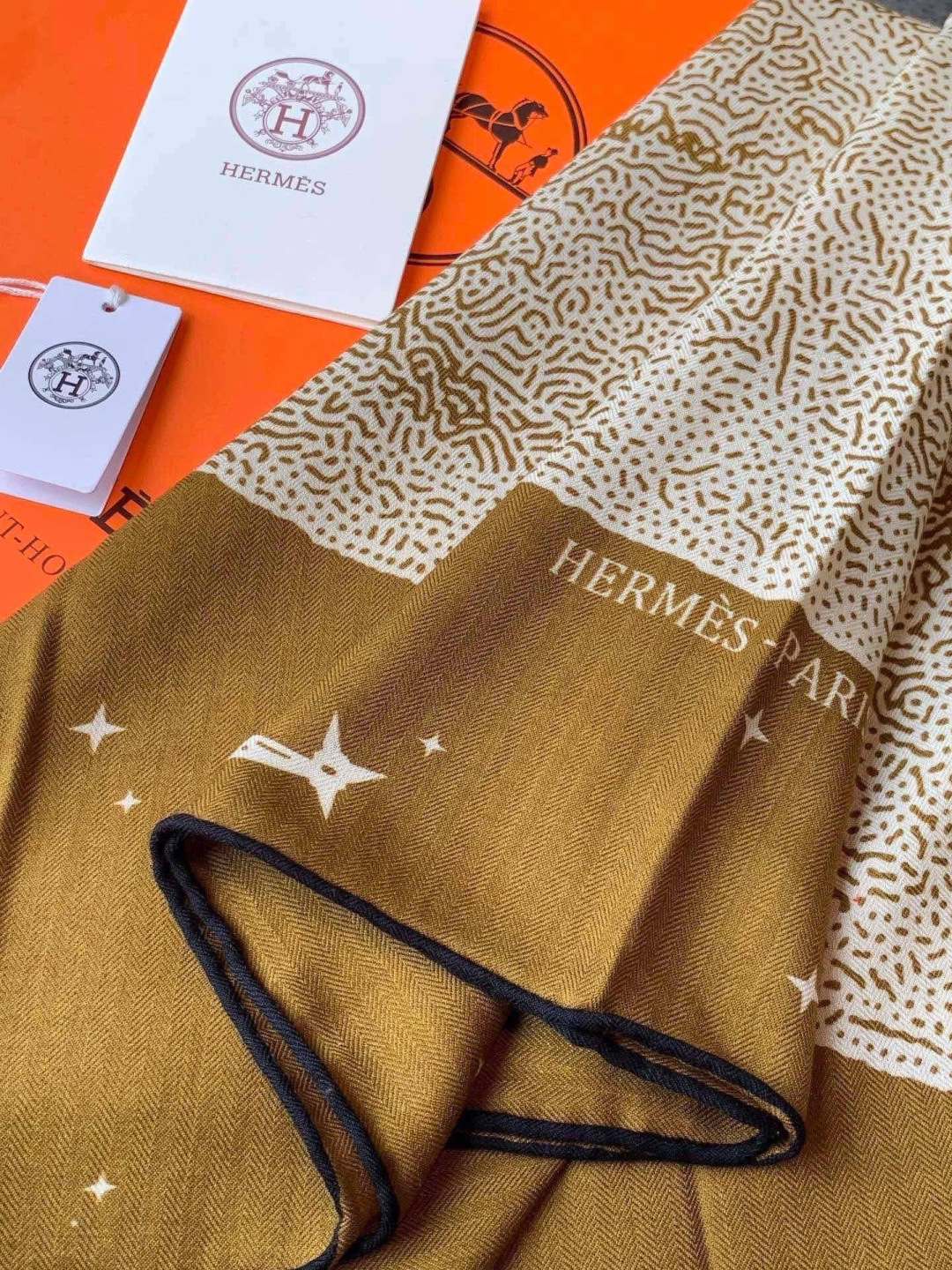 HERMES爱马仕新款|月光飞马Clair de Lune羊绒和真丝披肩，手工卷边(70%羊绒，30%真