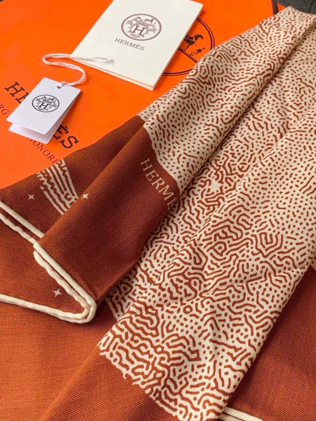 HERMES爱马仕新款|月光飞马Clair de Lune羊绒和真丝披肩，手工卷边(70%羊绒，30%真