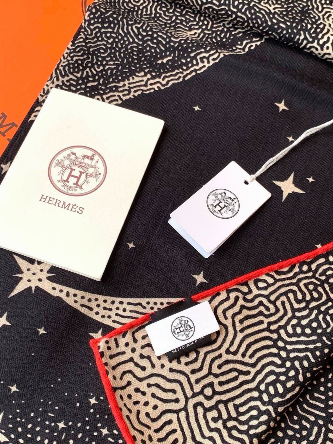 HERMES爱马仕新款|月光飞马Clair de Lune羊绒和真丝披肩，手工卷边(70%羊绒，30%真