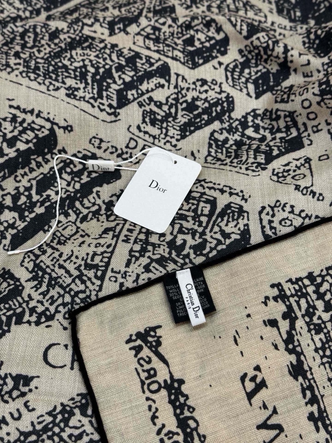 Dior ❤【️巴黎地图】140*140 双面同色丝绒方巾🉐️LAN DE 价🉐️ARIS 巴黎地图 这款方巾饰以本季经