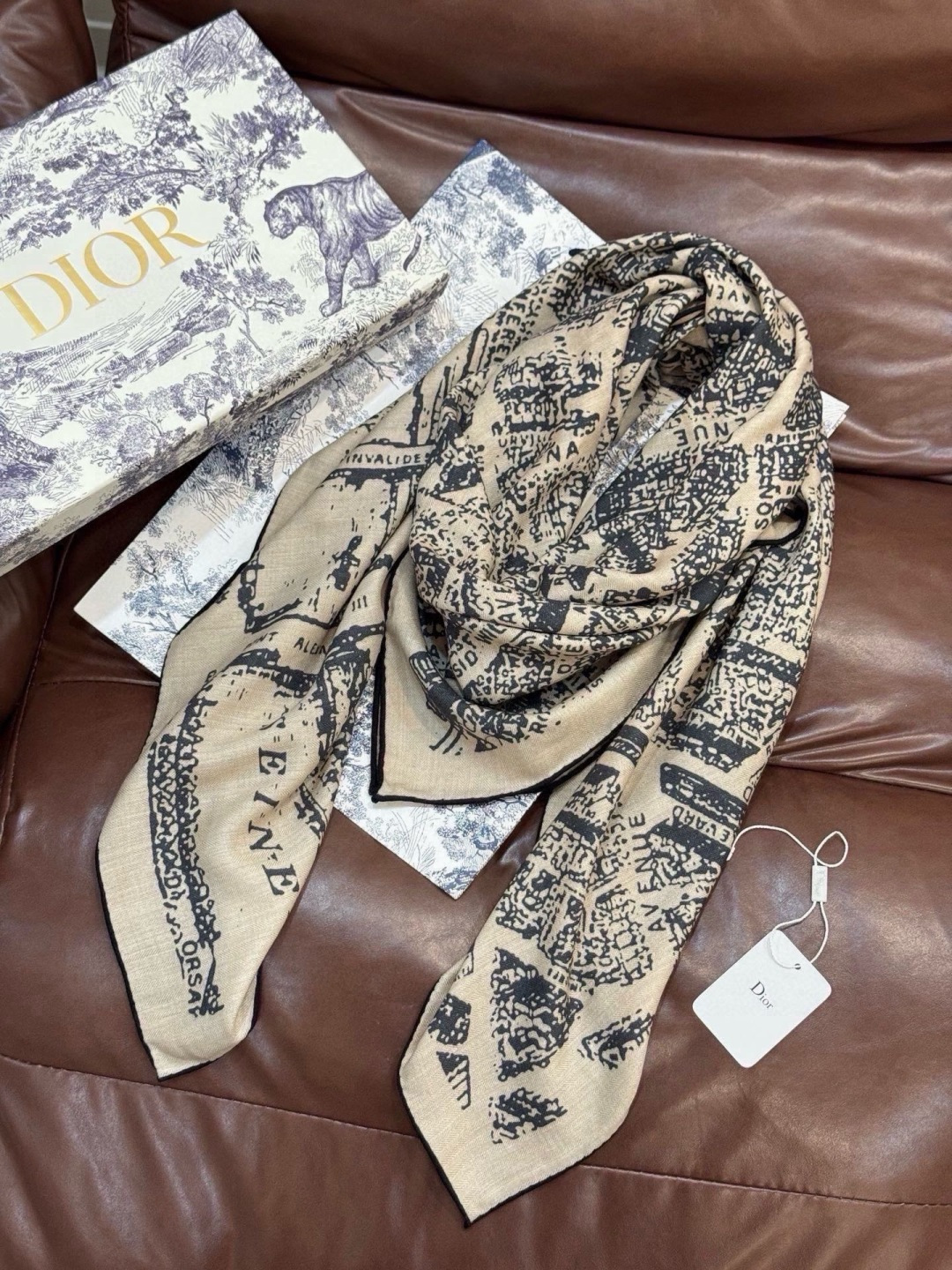 Dior ❤【️巴黎地图】140*140 双面同色丝绒方巾🉐️LAN DE 价🉐️ARIS 巴黎地图 这款方巾饰以本季经
