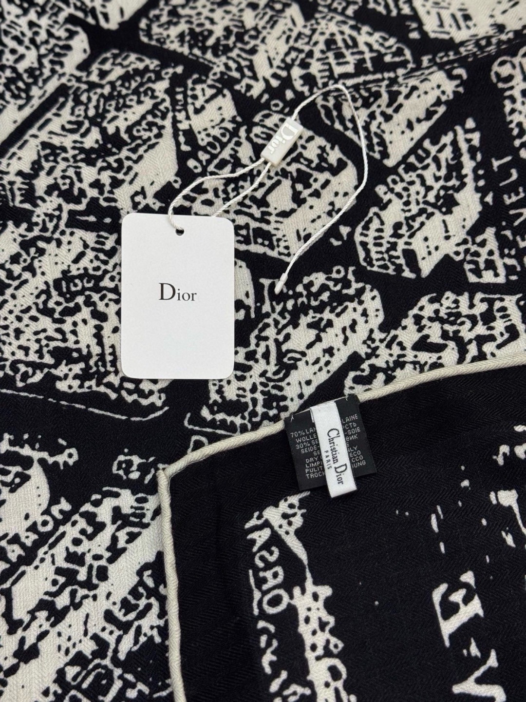 Dior ❤【️巴黎地图】140*140 双面同色丝绒方巾🉐️LAN DE 价🉐️ARIS 巴黎地图 这款方巾饰以本季经