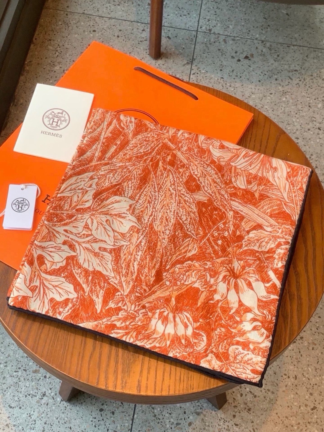 💟抢先 上新💞【双面同色丝绒方巾】手工卷边山羊绒和真丝混纺披肩（70%山羊绒，30%桑蚕丝） 这款披肩采用经典山羊绒和真