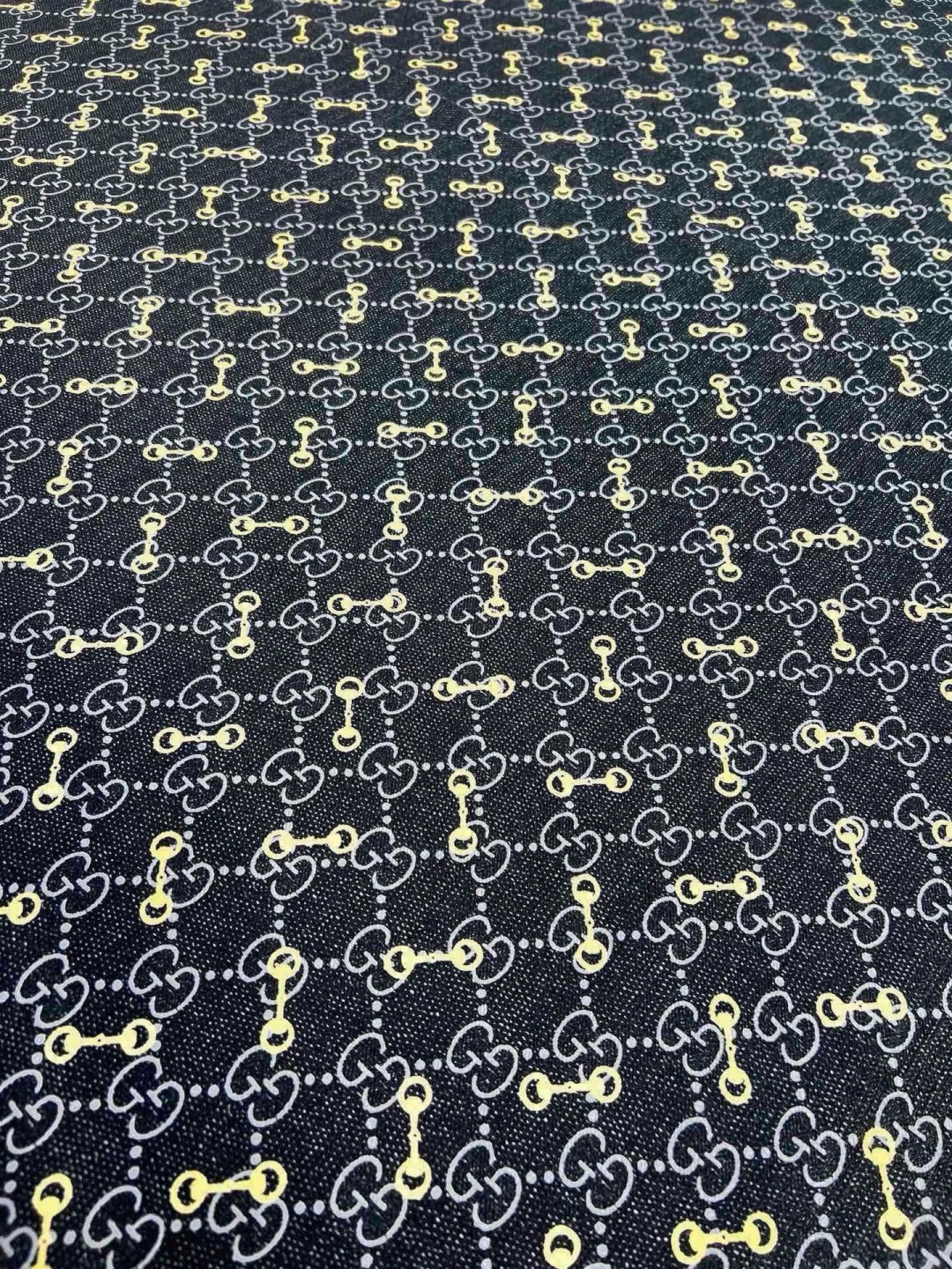 Gucci ~140双面同色披肩 手工卷边山羊绒和真丝混纺披肩（70%山羊绒30%桑蚕丝）。 这款迷人的140披肩令您散