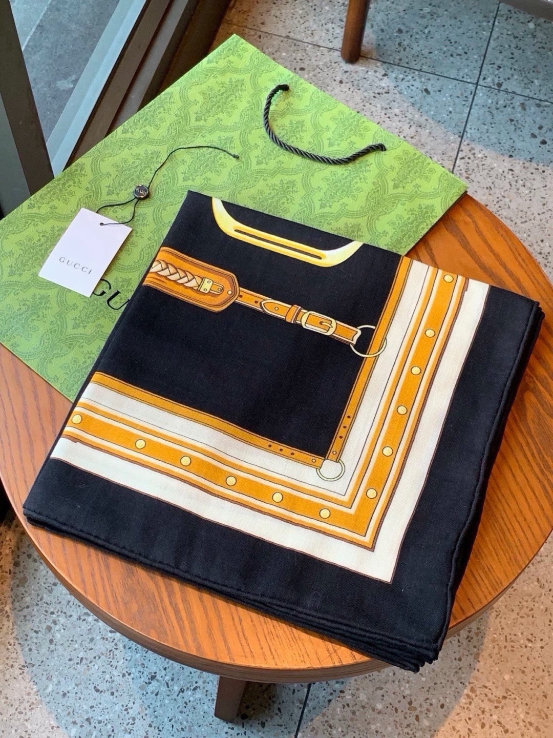 Gucci新款方巾  品牌典藏图案在与全新醒目印花的衬托下熠熠生辉。这款方巾匠心缀饰动物和花卉印花，彰显Gucci从大自
