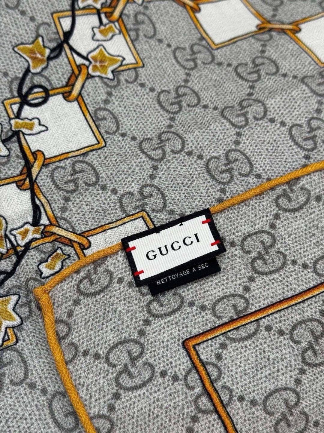 Gucci新款方巾 Gucci动物和花卉印花 品牌典藏图案在与全新醒目印花的衬托下熠熠生辉。这款方巾匠心缀饰动物和花卉印