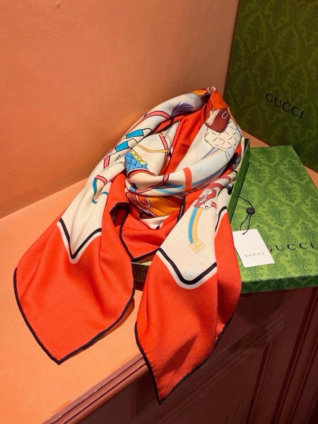💟Gucci~140双面丝绒披肩 马鞍细节和骑马图案以精致色调匠心呈献，意在向品牌与马术世界的深厚渊源致敬。这款方巾以真