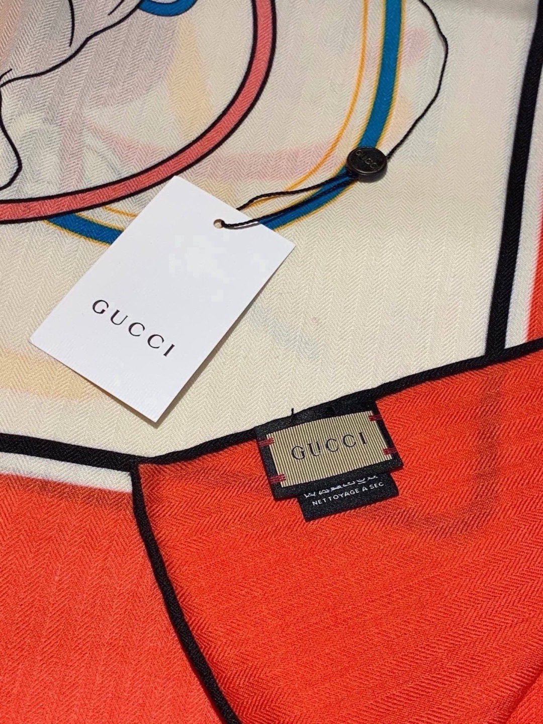 💟Gucci~140双面丝绒披肩 马鞍细节和骑马图案以精致色调匠心呈献，意在向品牌与马术世界的深厚渊源致敬。这款方巾以真