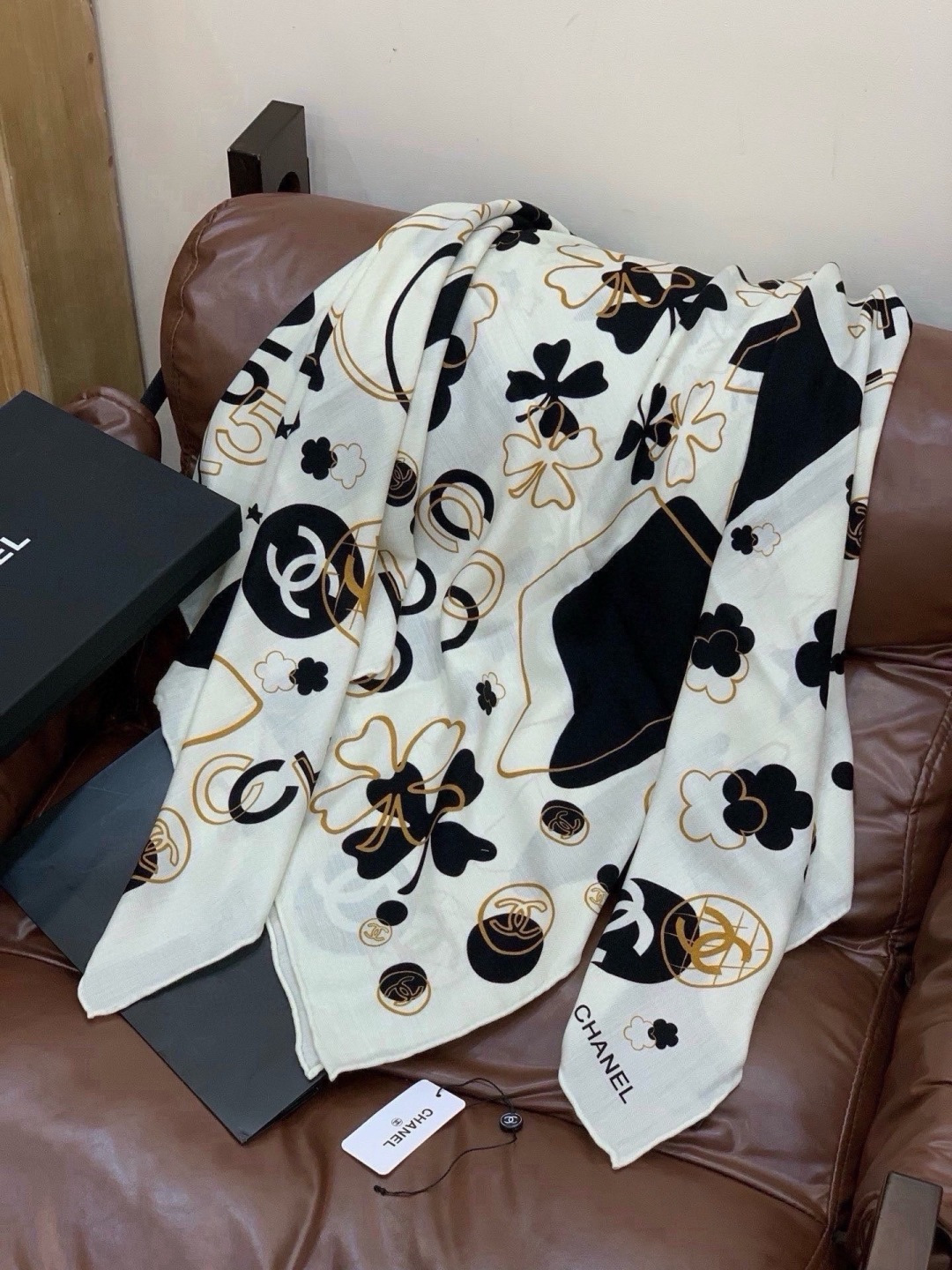 上新❤️ 【Chanel】  经典茶花优雅Coco风，Chanel最新菱格丝绒大方巾~气质到骨子里，香奶奶新一季的面料超