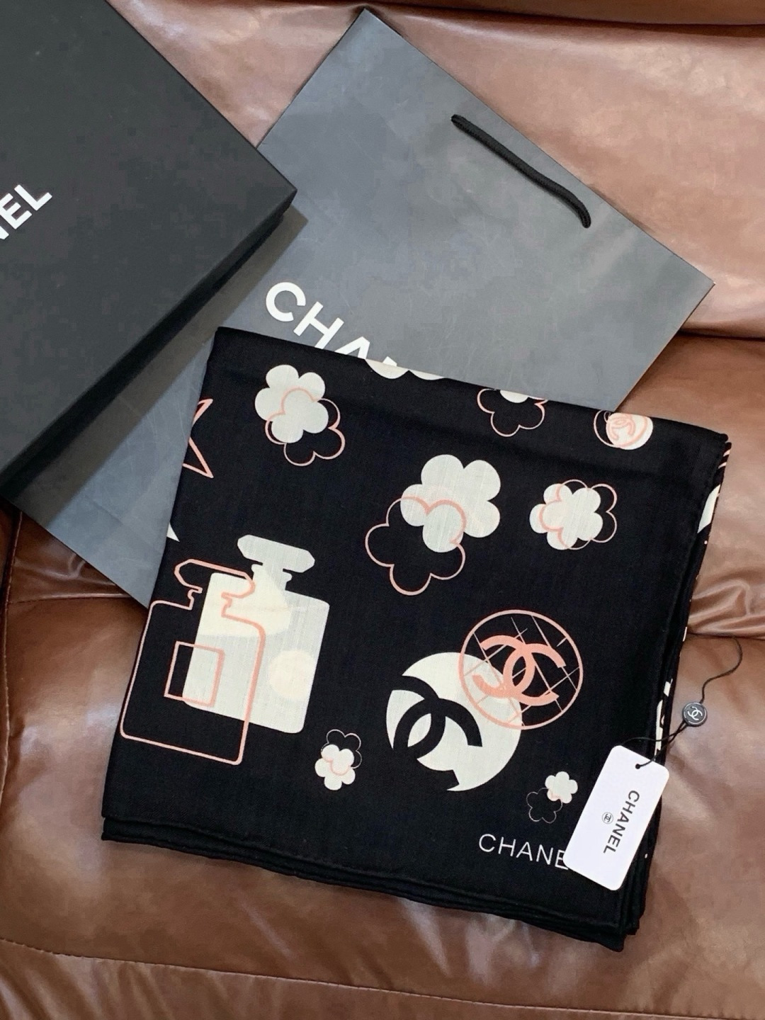上新❤️ 【Chanel】  经典茶花优雅Coco风，Chanel最新菱格丝绒大方巾~气质到骨子里，香奶奶新一季的面料超