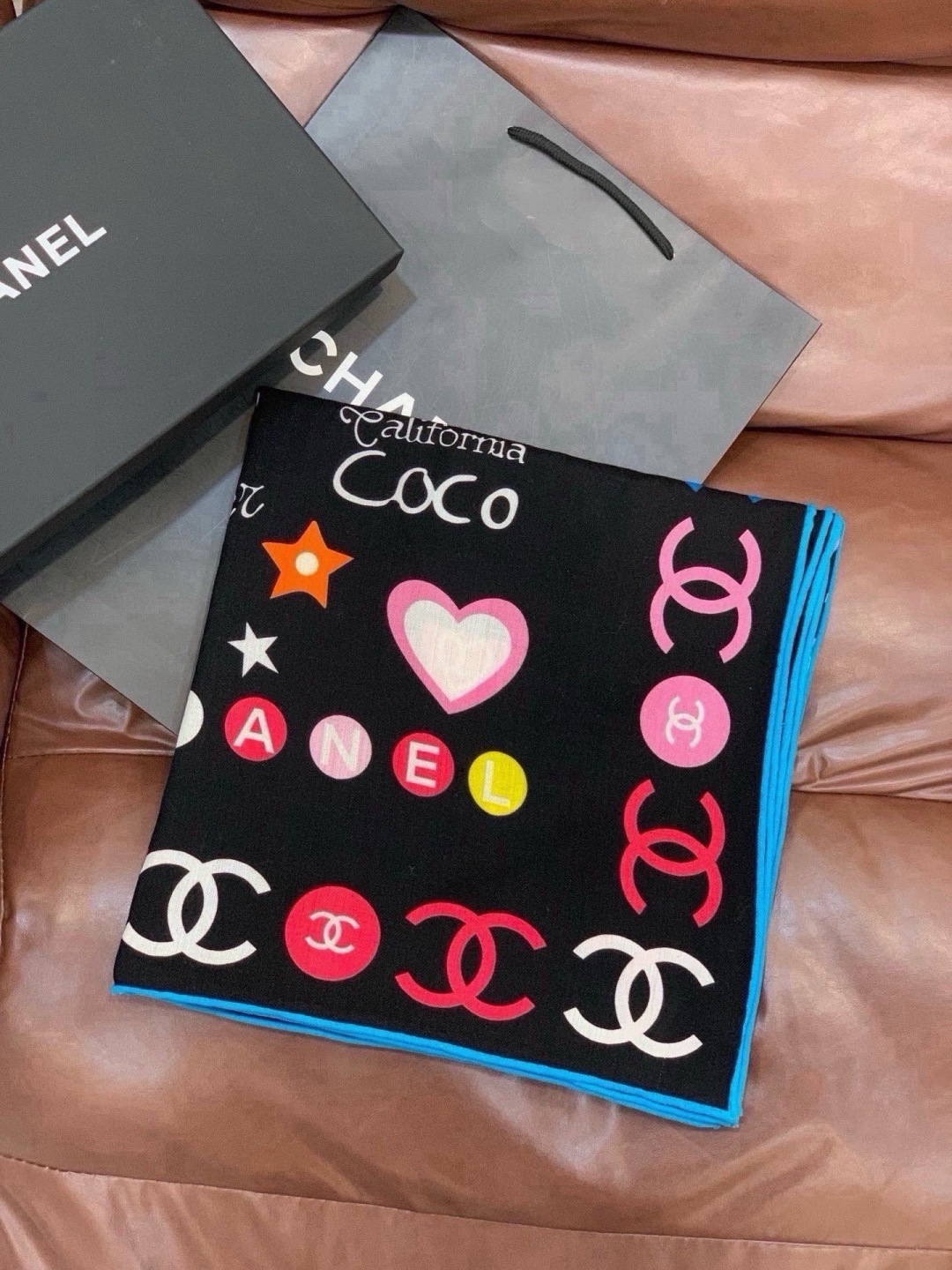 高级成衣系列～Chanel  【140双面同色丝绒披肩】 此系列谱写一曲自由轻灵的赞歌 本系列作品创新演绎品牌的风格符号