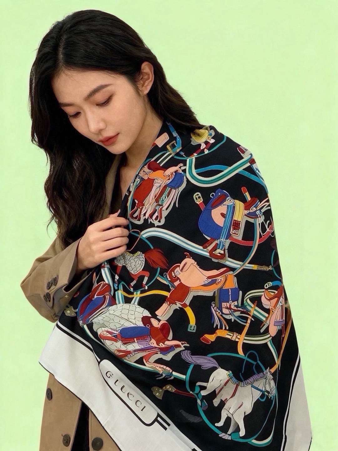 💟Gucci~140双面丝绒披肩 马鞍细节和骑马图案以精致色调匠心呈献，意在向品牌与马术世界的深厚渊源致敬。这款方巾以真