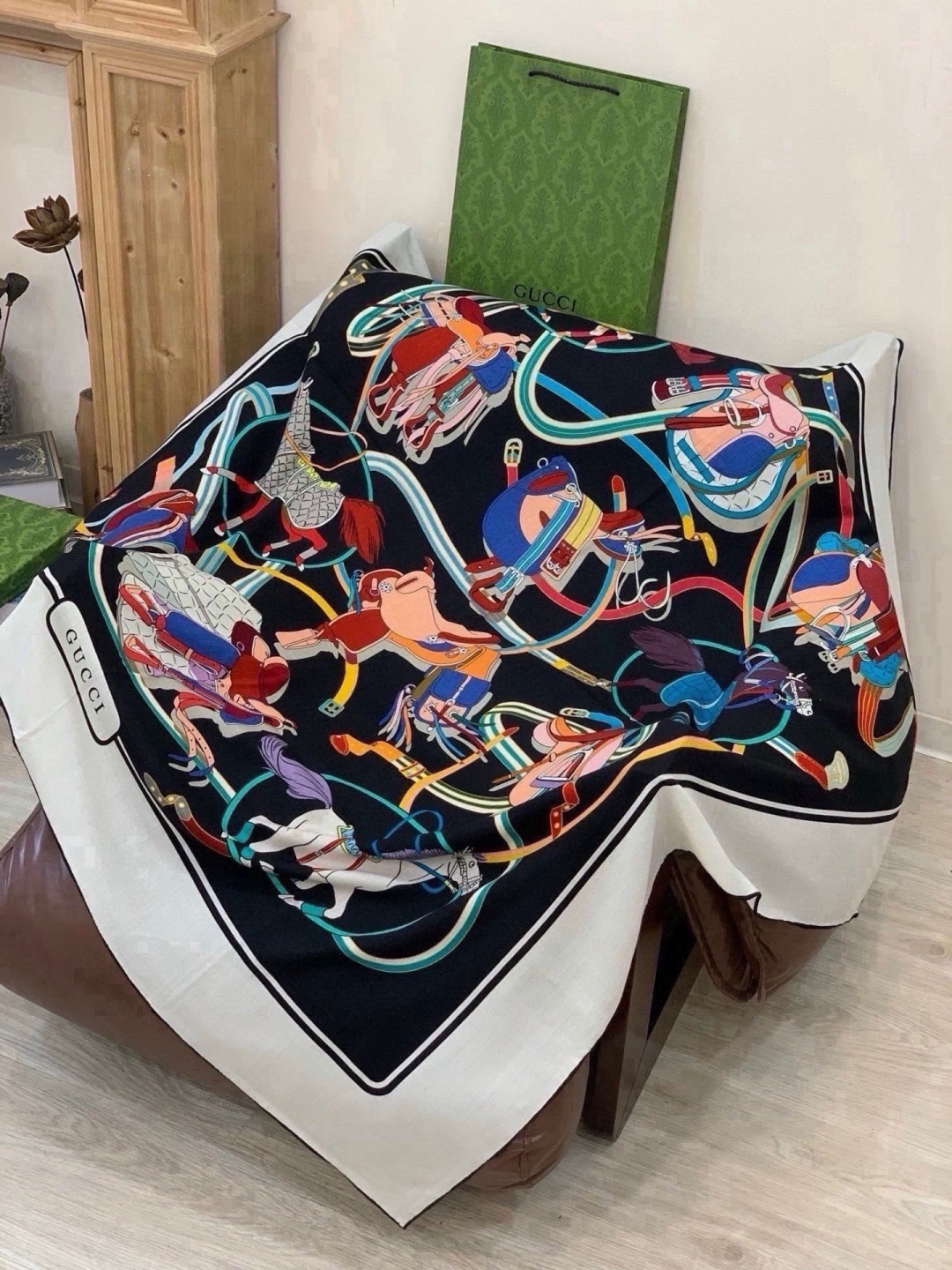 💟Gucci~140双面丝绒披肩 马鞍细节和骑马图案以精致色调匠心呈献，意在向品牌与马术世界的深厚渊源致敬。这款方巾以真