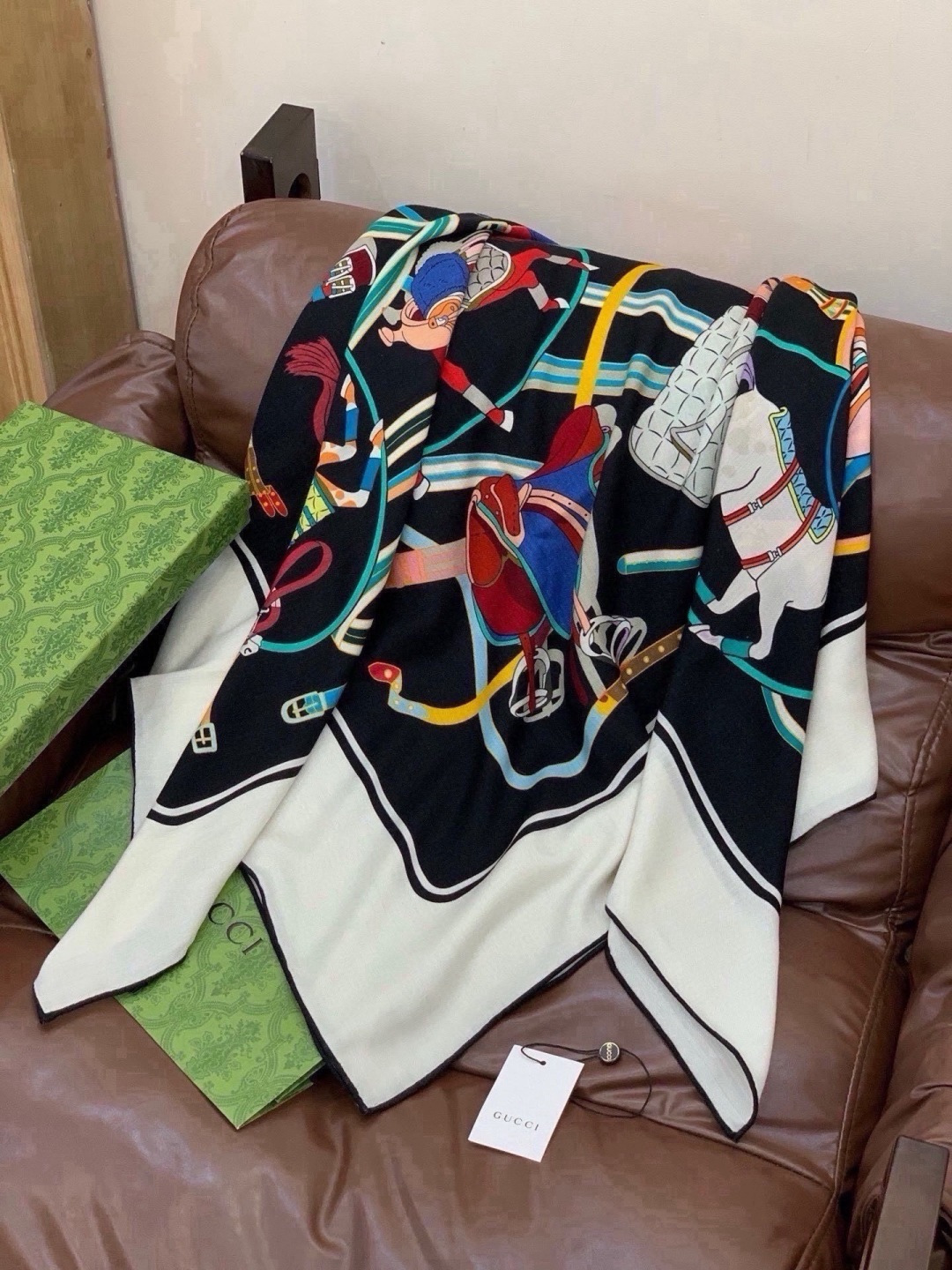 💟Gucci~140双面丝绒披肩 马鞍细节和骑马图案以精致色调匠心呈献，意在向品牌与马术世界的深厚渊源致敬。这款方巾以真