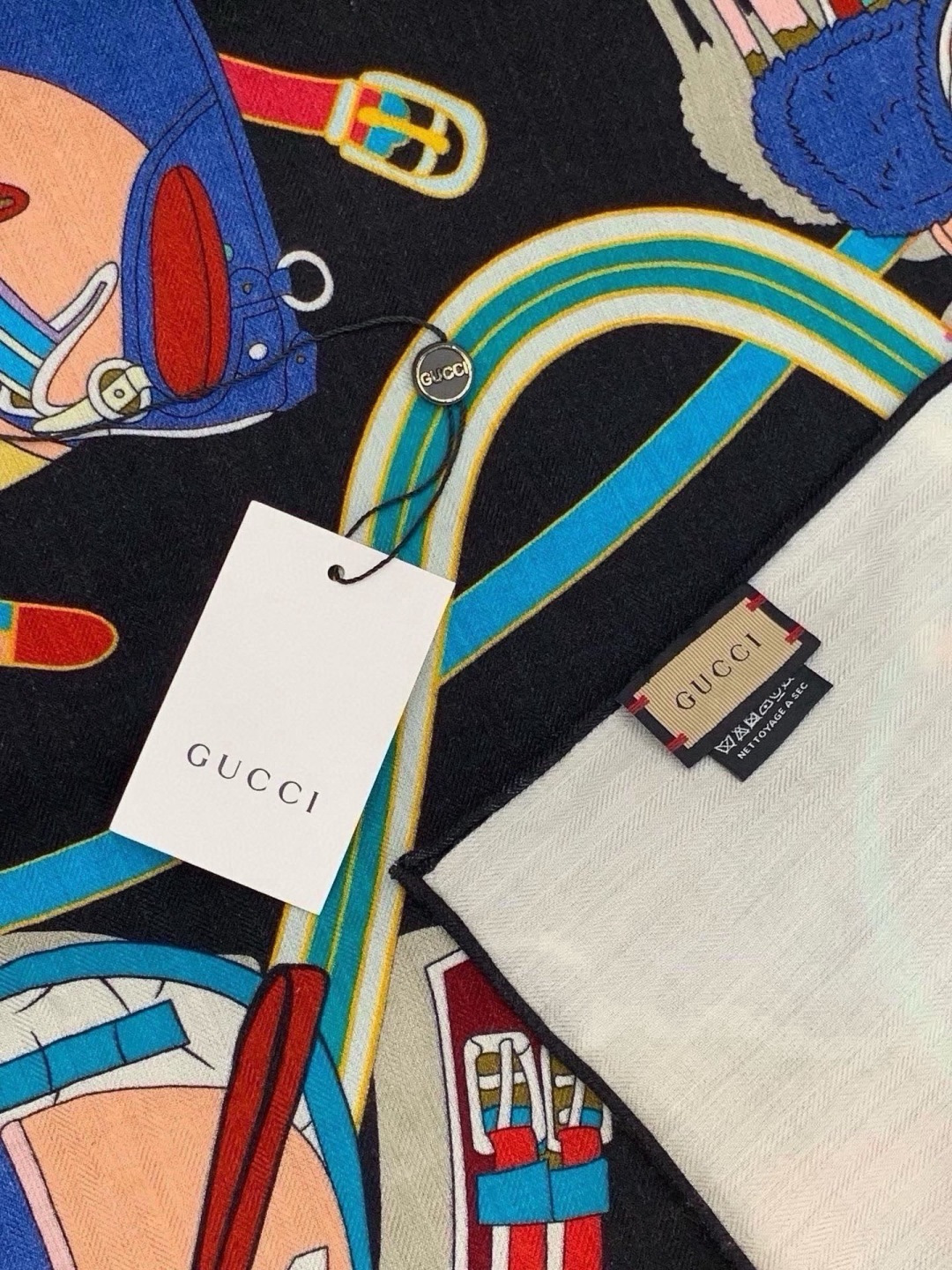 💟Gucci~140双面丝绒披肩 马鞍细节和骑马图案以精致色调匠心呈献，意在向品牌与马术世界的深厚渊源致敬。这款方巾以真