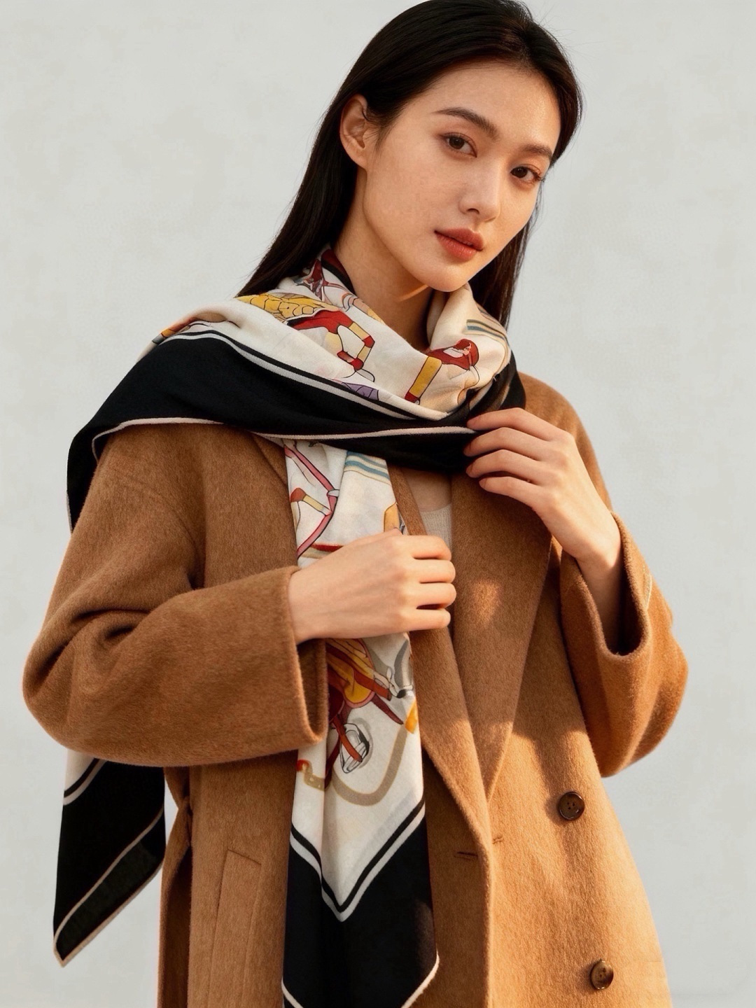 💟Gucci~140双面丝绒披肩 马鞍细节和骑马图案以精致色调匠心呈献，意在向品牌与马术世界的深厚渊源致敬。这款方巾以真