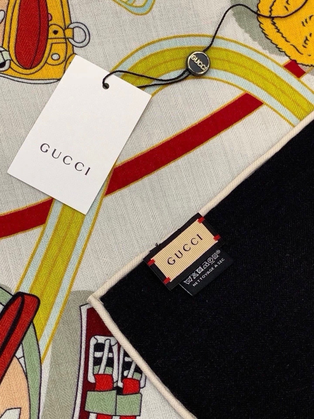 💟Gucci~140双面丝绒披肩 马鞍细节和骑马图案以精致色调匠心呈献，意在向品牌与马术世界的深厚渊源致敬。这款方巾以真