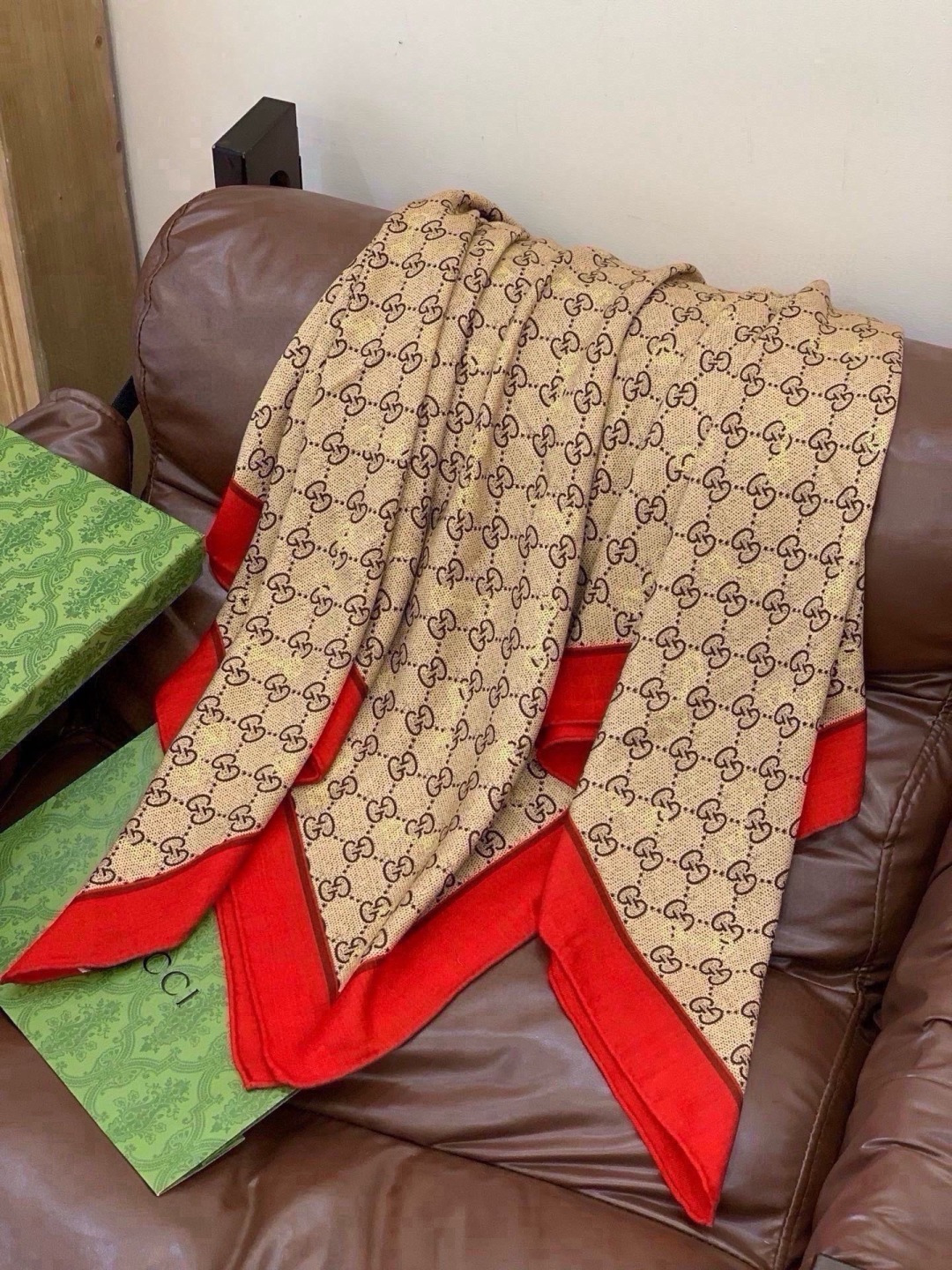 Gucci~140双面丝绒披肩 马衔扣细节和GG图案以精致色调匠心呈献，意在向品牌与马术世界的深厚渊源致敬。这款方巾以真
