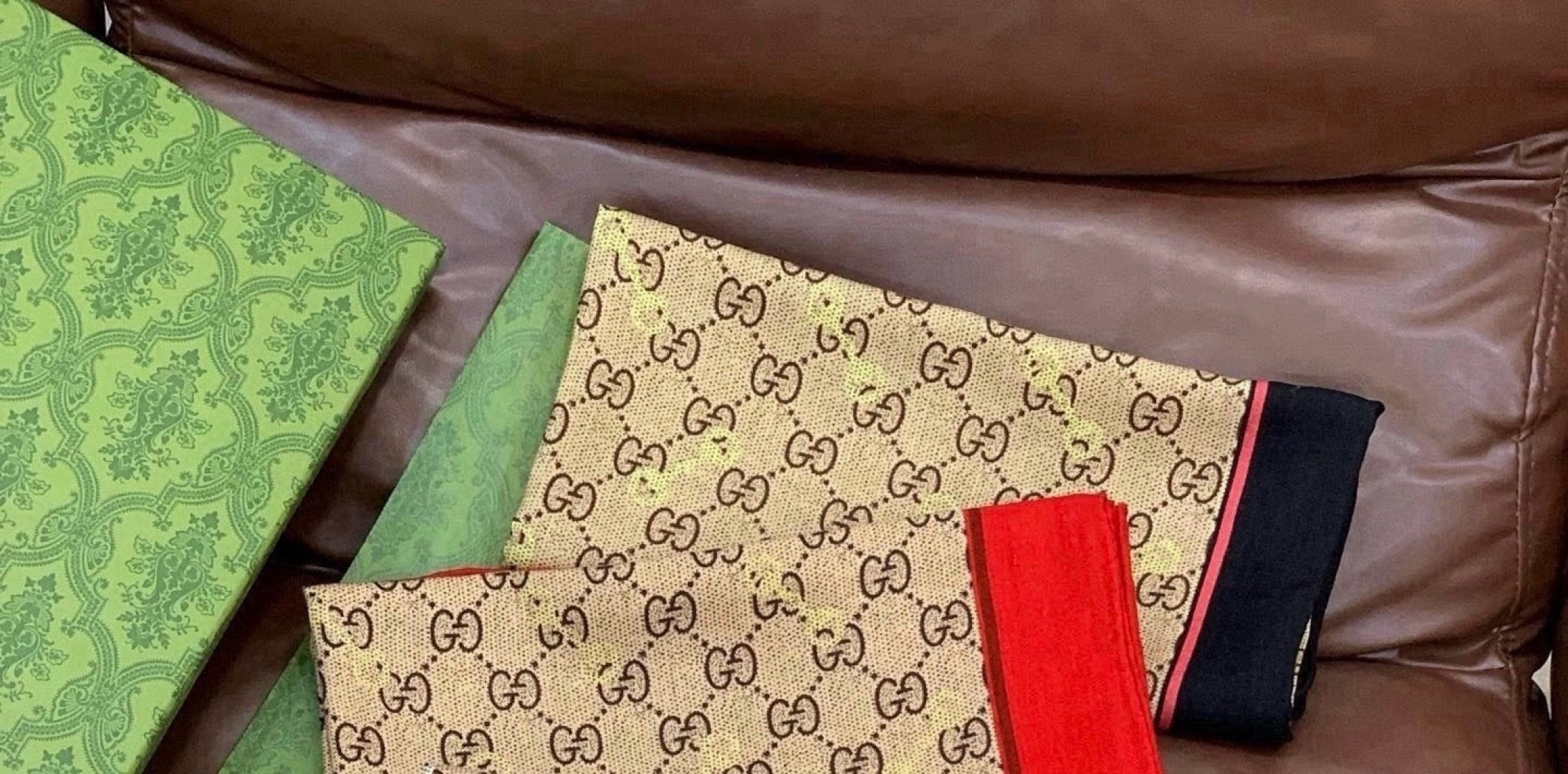 Gucci~140双面丝绒披肩 马衔扣细节和GG图案以精致色调匠心呈献，意在向品牌与马术世界的深厚渊源致敬。这款方巾以真