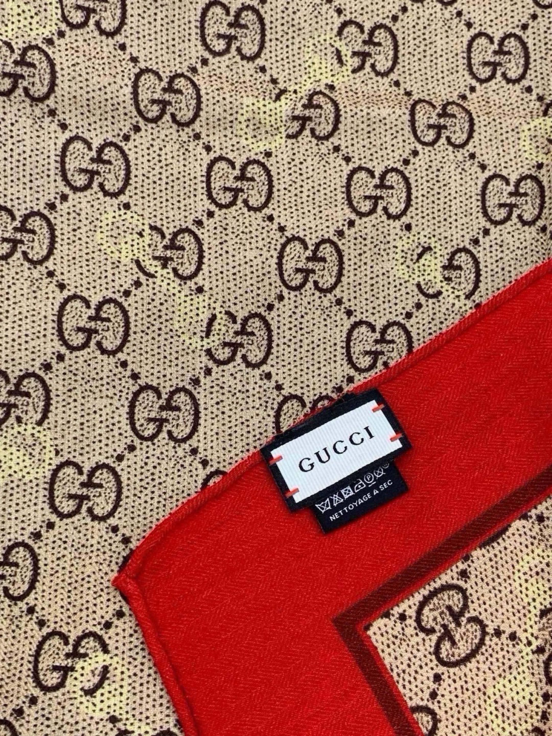 Gucci~140双面丝绒披肩 马衔扣细节和GG图案以精致色调匠心呈献，意在向品牌与马术世界的深厚渊源致敬。这款方巾以真