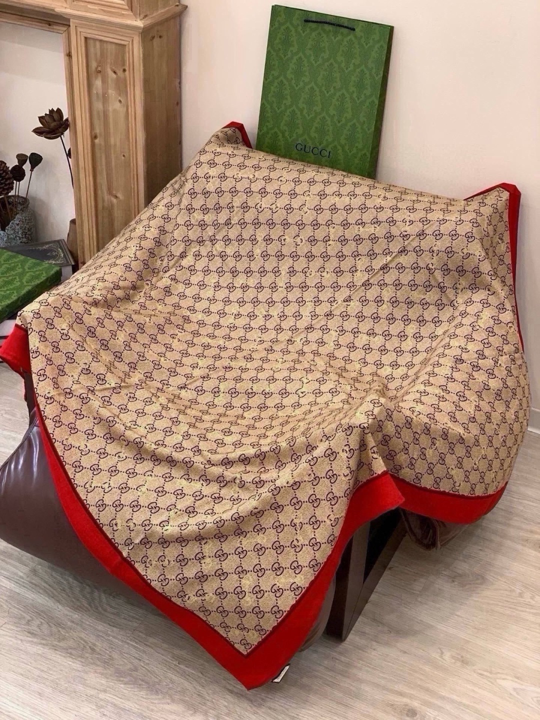 Gucci~140双面丝绒披肩 马衔扣细节和GG图案以精致色调匠心呈献，意在向品牌与马术世界的深厚渊源致敬。这款方巾以真
