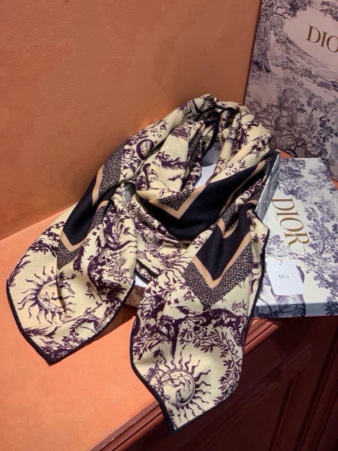 Dior 140丝绒双面同色印花披肩 这款 Dior 丝绒披肩以彼得罗•鲁福（Pietro Ruffo）设计的PaPil