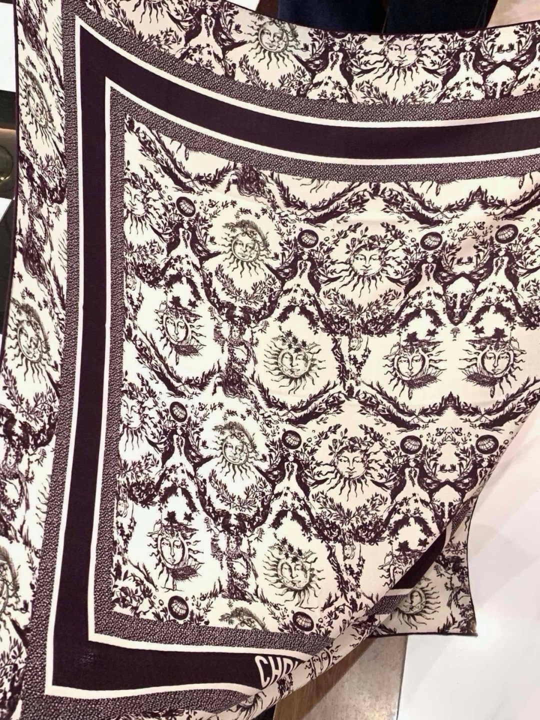 Dior 140丝绒双面同色印花披肩 这款 Dior 丝绒披肩以彼得罗•鲁福（Pietro Ruffo）设计的PaPil