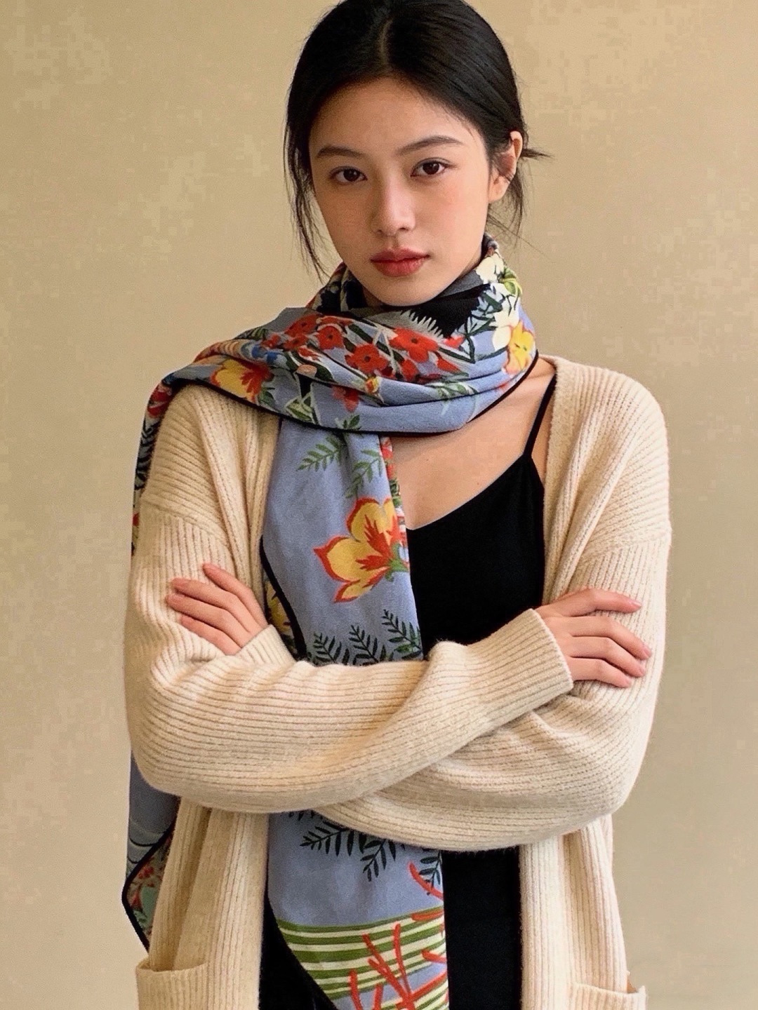 💟上新🆕💕手工卷边！羊绒和真丝混纺披肩（70%羊绒30%桑蚕丝）。 这款披肩采用经典山羊绒和真丝混纺面料，柔软轻盈，佩戴