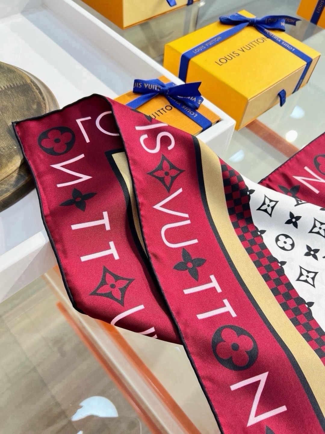 MONOGRAM SILHOUETTE 90双面丝巾 Monogram Silhouette 方巾为华美桑蚕丝融入 Mo