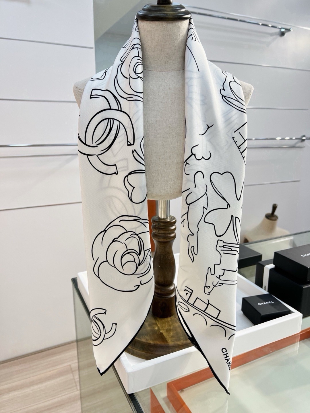 Chanel ~26新品～90双面真丝 山茶花、四叶草、埃菲尔铁塔与双C的完美搭配 适合各种场合搭配使用 设计灵动高级感