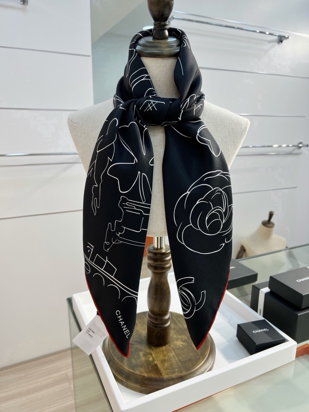 Chanel ~26新品～90双面真丝 山茶花、四叶草、埃菲尔铁塔与双C的完美搭配 适合各种场合搭配使用 设计灵动高级感