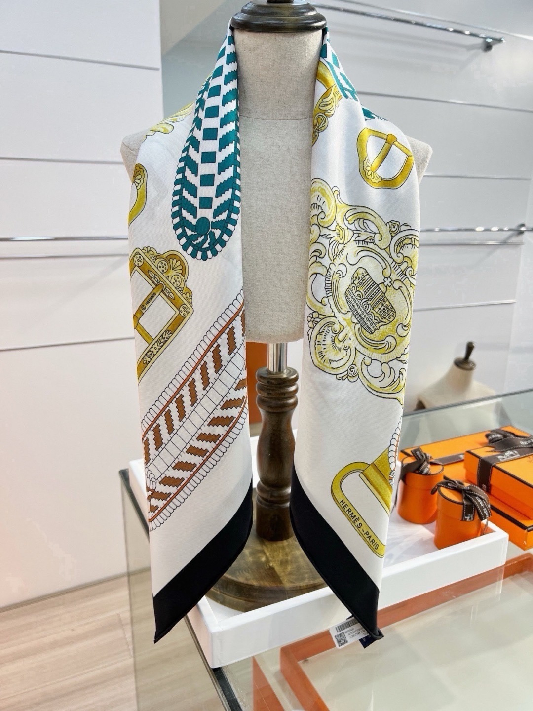 爱马仕（Hermès）90丝巾 经典款“Boucles et Sangles du Trian”真丝方巾​​ 采用18m