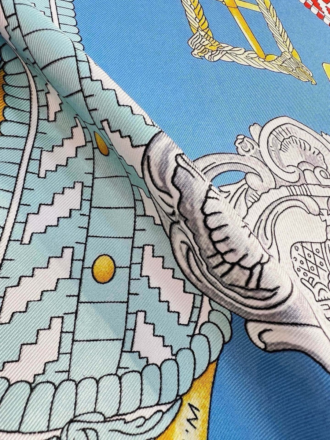 爱马仕（Hermès）90丝巾 经典款“Boucles et Sangles du Trian”真丝方巾​​ 采用18m