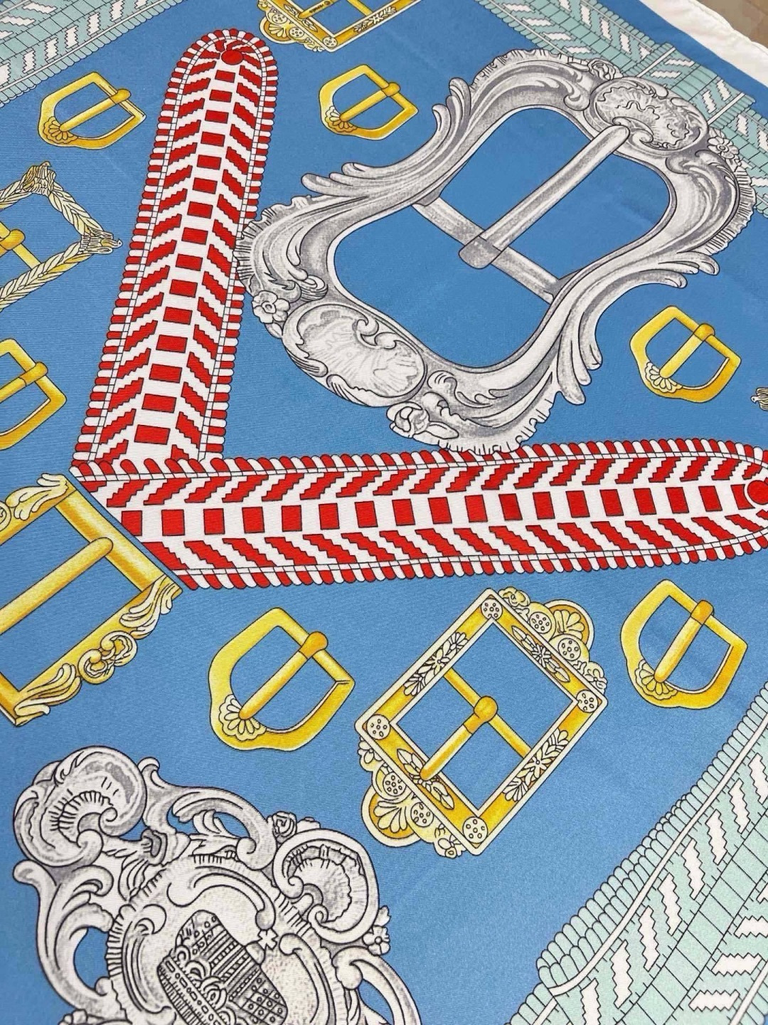 爱马仕（Hermès）90丝巾 经典款“Boucles et Sangles du Trian”真丝方巾​​ 采用18m