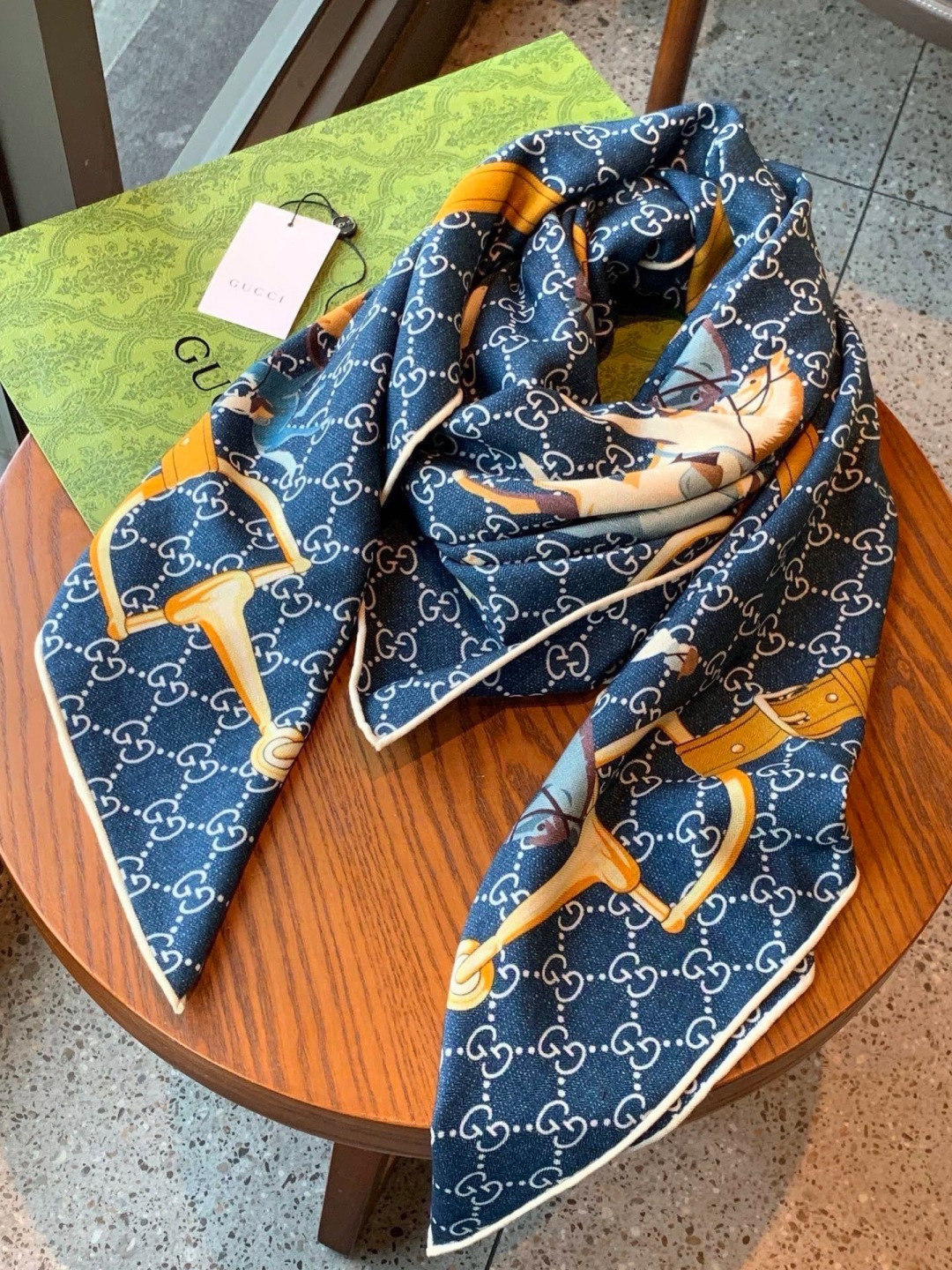 💟Gucci~140双面丝绒披肩 马鞍细节和骑马图案以精致色调匠心呈献，意在向品牌与马术世界的深厚渊源致敬。这款方巾以真