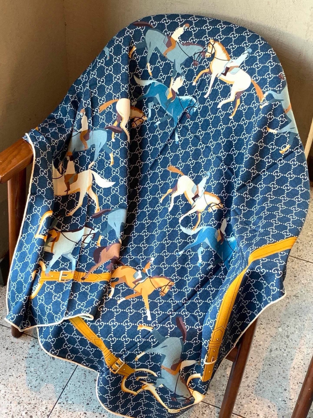 💟Gucci~140双面丝绒披肩 马鞍细节和骑马图案以精致色调匠心呈献，意在向品牌与马术世界的深厚渊源致敬。这款方巾以真